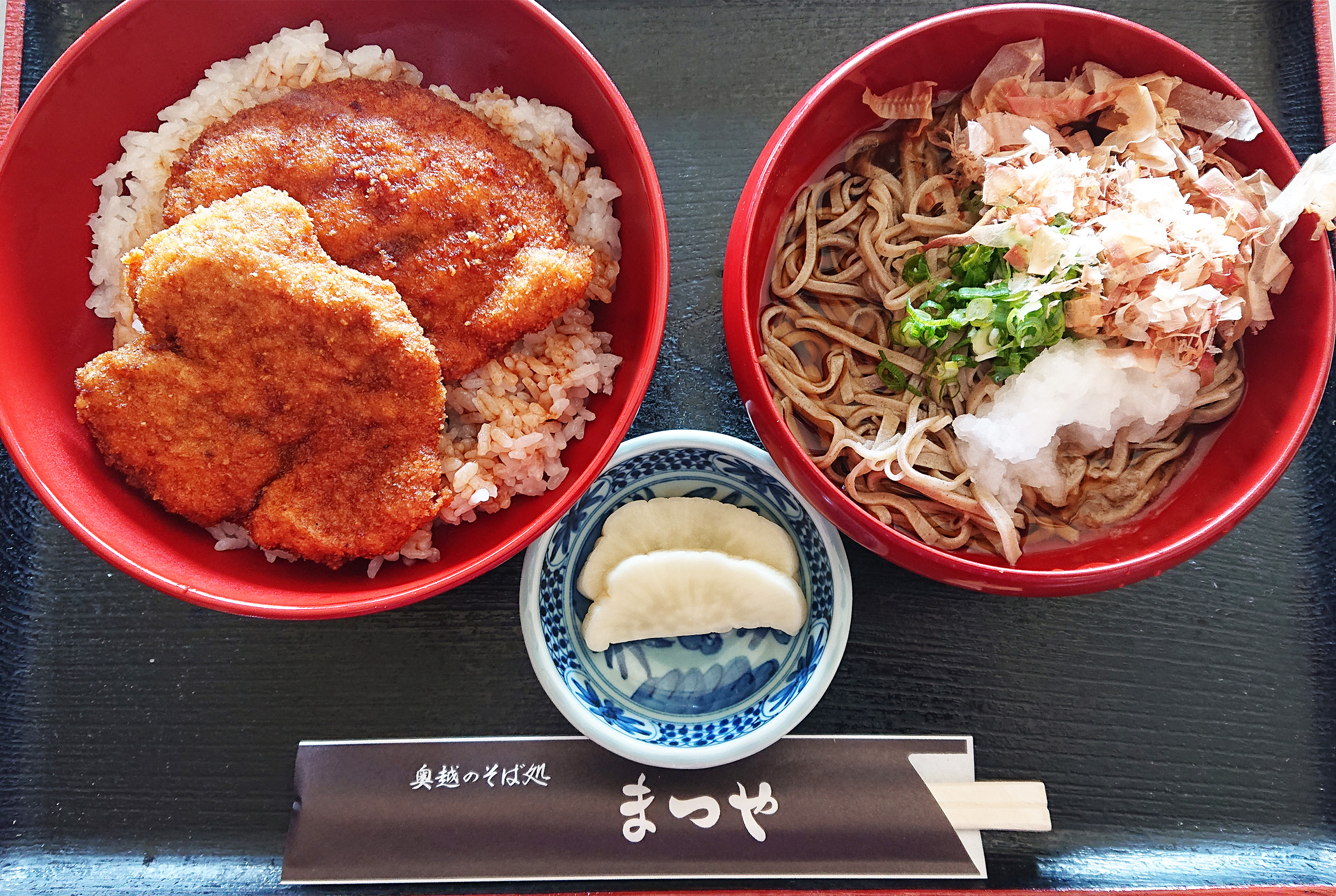 ソースかつ丼とおろしそばのセットの写真